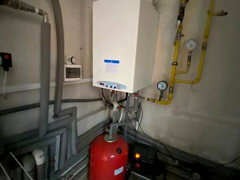 комерційна за адресою Яснополянська вул., 9а