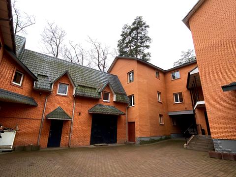 комерційна за адресою Яснополянська вул., 9а