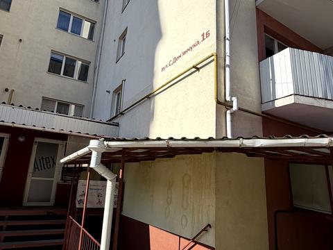 комерційна за адресою Степана Дем'янчука вул., 1б