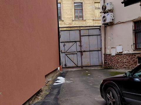 комерційна за адресою Б.Хмельницького, 141а