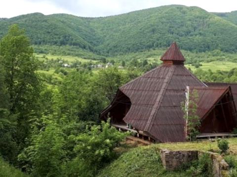 комерційна за адресою Головна, 1