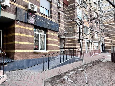 комерційна за адресою Анни Ахматової вул., 30