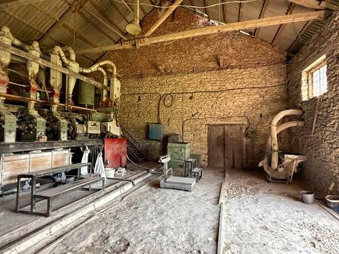 коммерческая по адресу Молодіжна, 3а