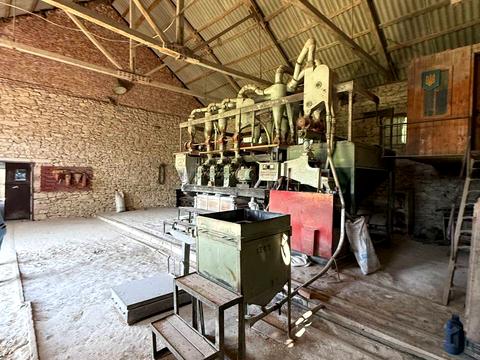 коммерческая по адресу Молодіжна, 3а