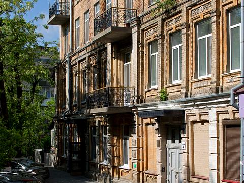 комерційна за адресою Івана Франка вул., 4