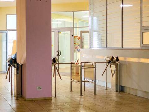 комерційна за адресою Дениса Монастирського вул. (Василя Сурікова), 3а