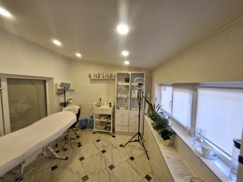 комерційна за адресою Зоопаркова вул., 6