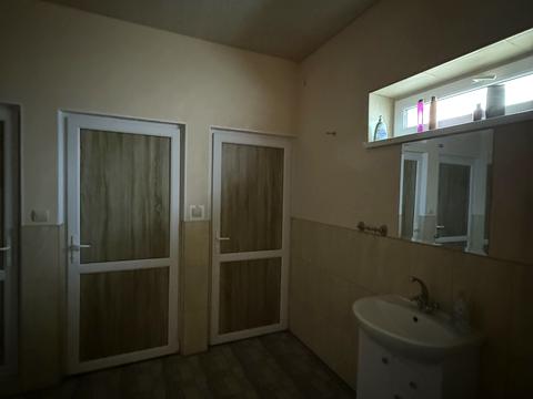 комерційна за адресою Нежданової вул., 34