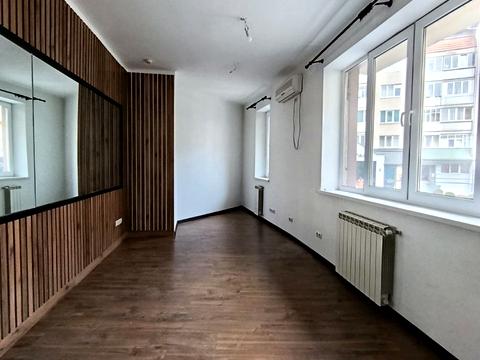 комерційна за адресою Незалежності вул., 43