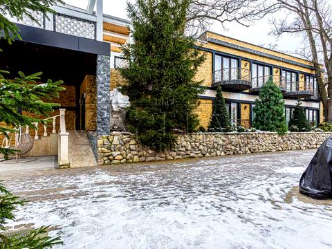 комерційна за адресою Шевченка вул., 8