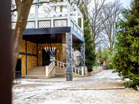 комерційна за адресою Шевченка вул., 8