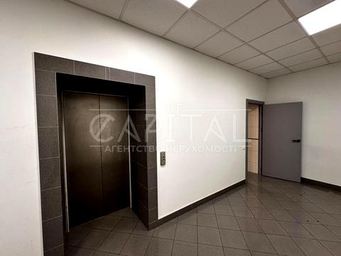 комерційна за адресою Володимирська вул., 9