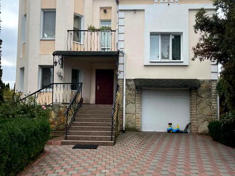 будинок за адресою провулок Вишневий