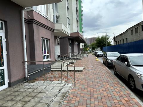 комерційна за адресою Каховська вул., 62-А