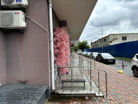 комерційна за адресою Каховська вул., 62-А