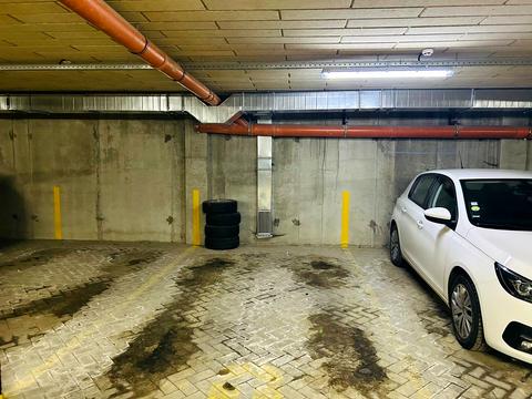 паркомісце за адресою Карла Мікльоша вул., 25