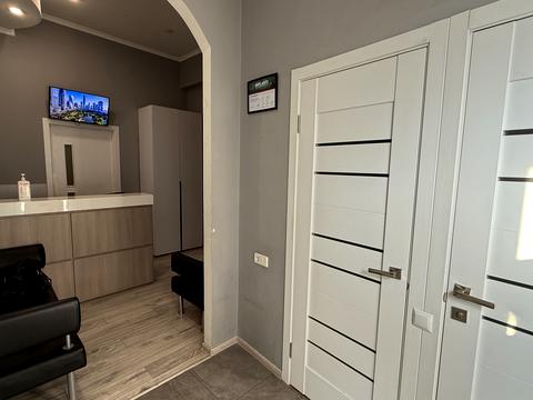 комерційна за адресою Дарницька пл. (Ленінградська), 4