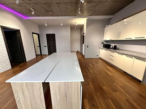 комерційна за адресою В'ячеслава Чорновола просп. (), 16г