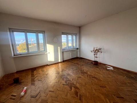 комерційна за адресою Конюшинна вул., 20а