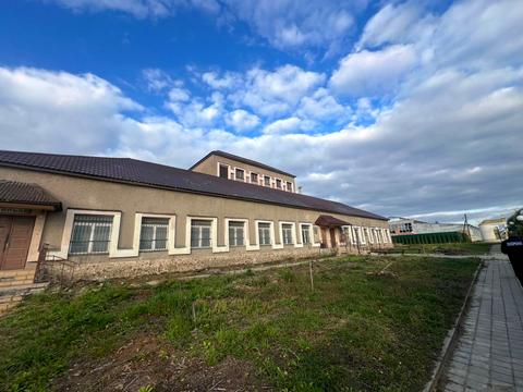 комерційна за адресою Конюшинна вул., 20а