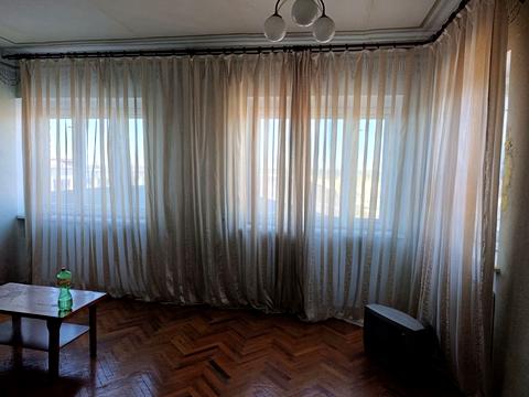 комерційна за адресою Конюшинна вул., 20а