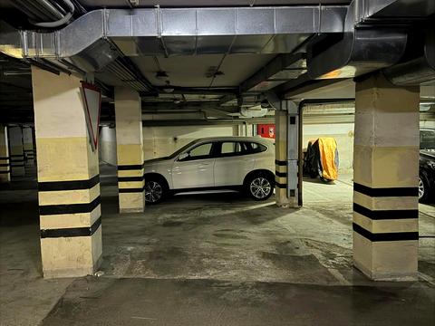 паркомісце за адресою Київ, Євгена Коновальця вул. (Щорса), 32-Б