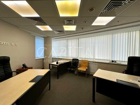 комерційна за адресою Володимирська вул., 15