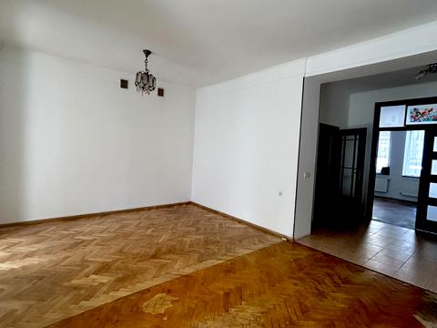 квартира за адресою Родини Барвінських вул., 12