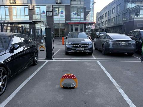 паркомісце за адресою Дніпровська набережна вул., 14