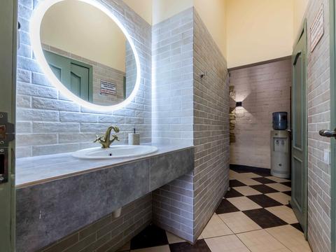 комерційна за адресою Саксаганського вул., 147/5