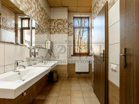 комерційна за адресою Берестейське шосе (Брест-Литовське), 8-А
