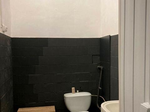 комерційна за адресою Волонтерська, 8