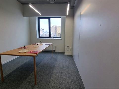 комерційна за адресою майдан Незалежності пл., 2