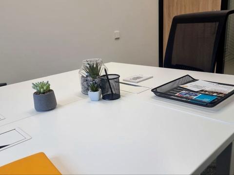 комерційна за адресою майдан Незалежності пл., 2