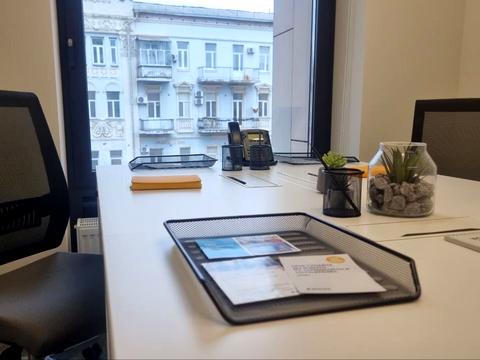 комерційна за адресою майдан Незалежності пл., 2