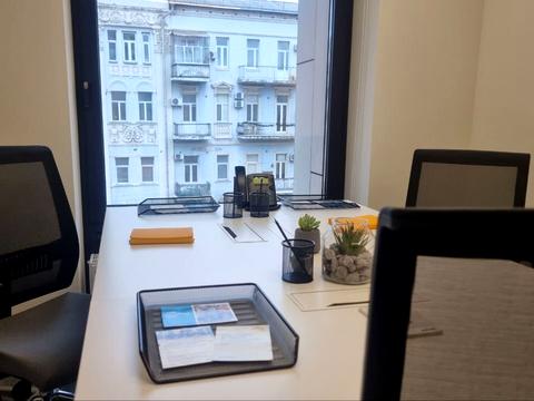 комерційна за адресою майдан Незалежності пл., 2