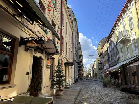 комерційна за адресою Братів Рогатинців вул., 18
