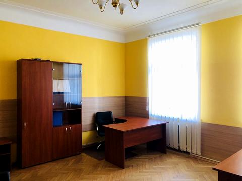 комерційна за адресою Інститутська вул., 16