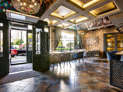 комерційна за адресою Дніпровська набережна вул., 19-А