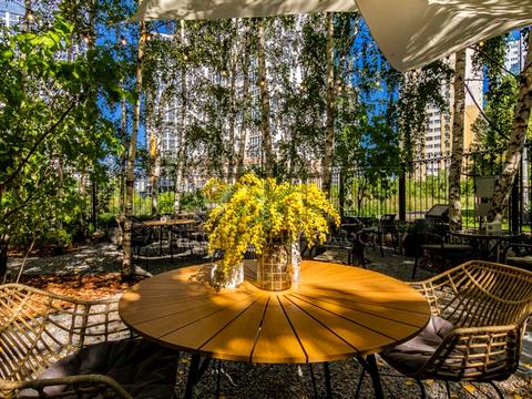 комерційна за адресою Дніпровська набережна вул., 19-А