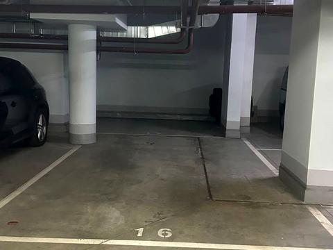 паркомісце за адресою Андрія Верхогляда вул. (Михайла Драгомирова), 3