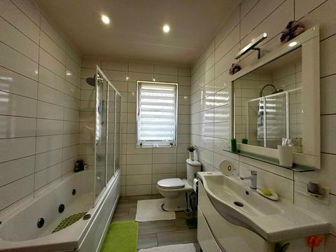 будинок за адресою Молодіжна вул.