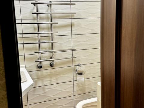 комерційна за адресою Сергія Єфремова вул., 37