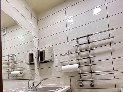 комерційна за адресою Сергія Єфремова вул., 37