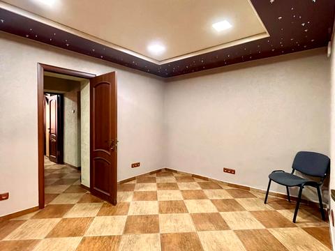 комерційна за адресою Сергія Єфремова вул., 37