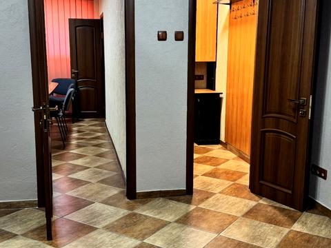 комерційна за адресою Сергія Єфремова вул., 37