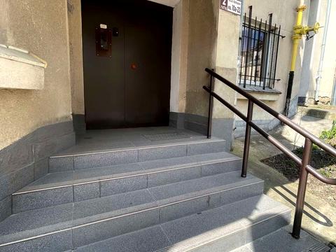 комерційна за адресою Сергія Єфремова вул., 37