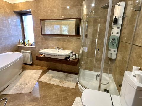 будинок за адресою Набережна, 40