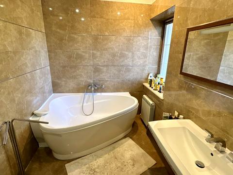 будинок за адресою Набережна, 40