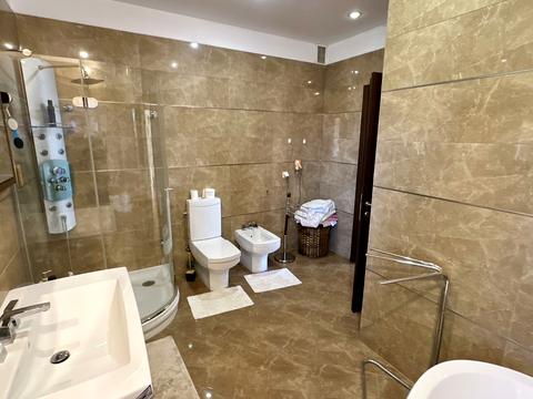 будинок за адресою Набережна, 40